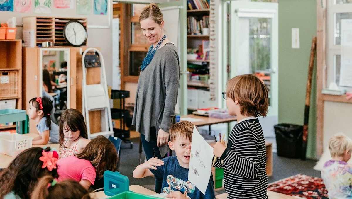 A PS1 educator working one to one with a student